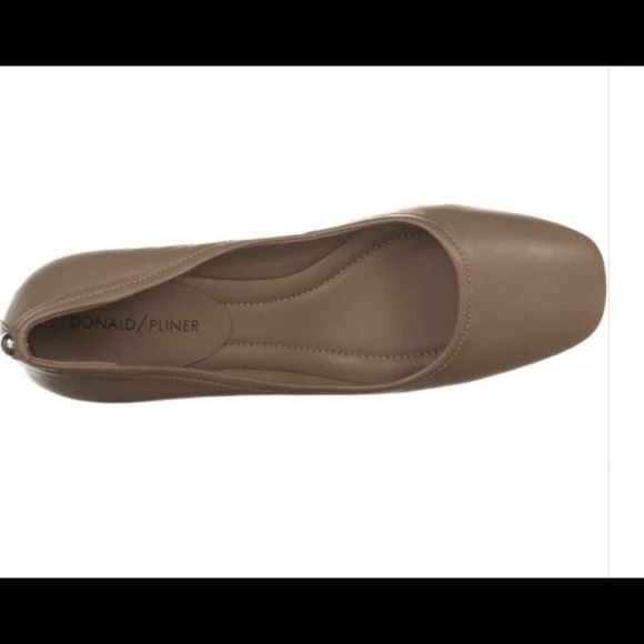 Donald Pliner Women’s Pumps - Picture 2 of 5